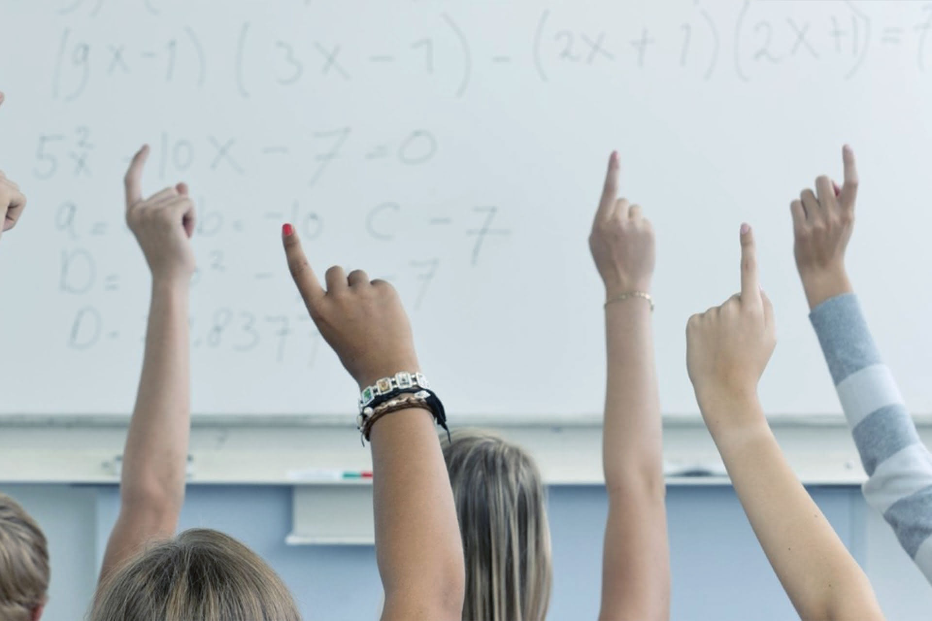 Interessierte Schüler melden sich im Unterricht - sie setzen sich mit dem Thema Pflege auseinander und entdecken die Vorteile des Pflegeberufs